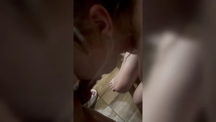 Жена отлично сосёт член