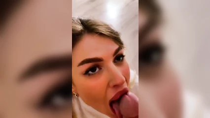 Сочная шлюшка открывает ротик под хуй соседа