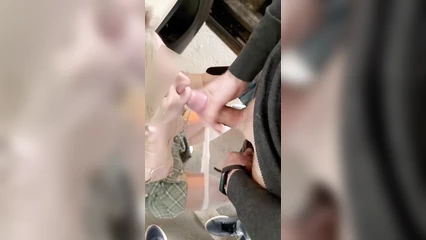 Шлюшка со спущенными колготками сосёт двум парням