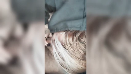 Шлюха делает минет клиенту в его машине