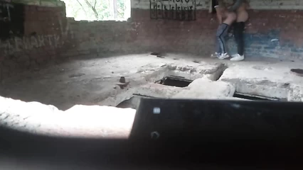 Раком в заброшенном доме