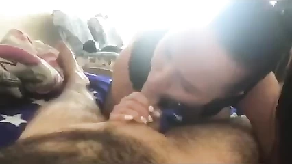 Просит кончить азера ей в рот