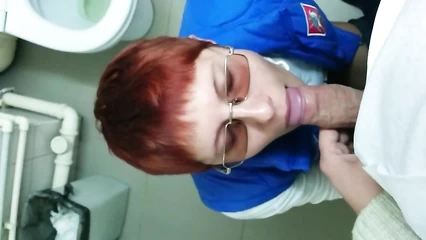 Рыженькая вафлерша Аня сосет хуй в туалете