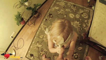 Стоя на коленках соска в маске отсасывает пенис