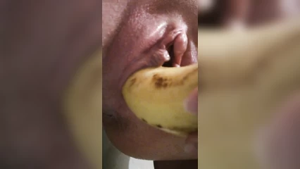 Банан в пизду и пальчик в жопу