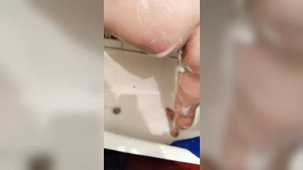 Жена принимает душ, а я снимаю