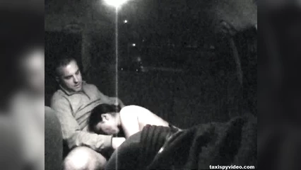 Таксист напоил пассажирку и поимел её в машине