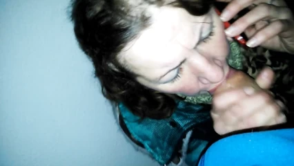 Зрелая шлюха отсасывает член и говорит по телефону