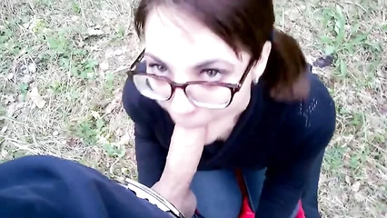 Лесной минет очкатой девушки