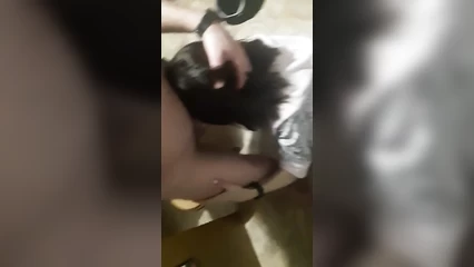 Стала на колени и быстро отсосала