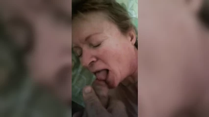 Вафлит и кончает зрелой на лицо