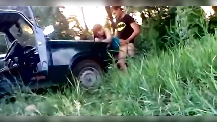 Пьяных блядей ебут на природе