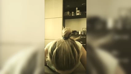 Позвала на кухню и неожиданно отсосала