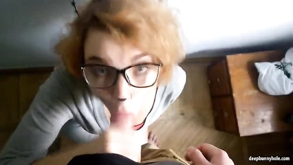 Сучка в очках лакомится спермой