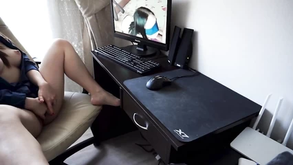 Девчонка мастурбирует под порнушку