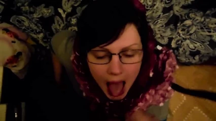 Вечерний камшот на рот девушки в очках