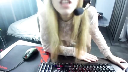 Стриммерша неожиданно трахнулась раком в эфире