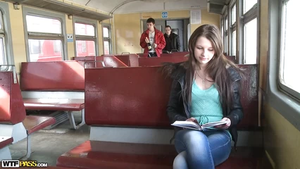 Напоив шампанским привели домой и вдвоем натянули