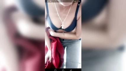 Засветила жопу и сиськи