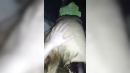 Как рабыня, сосёт член на коленках