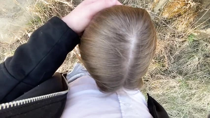 Юлька соснула другу на природе