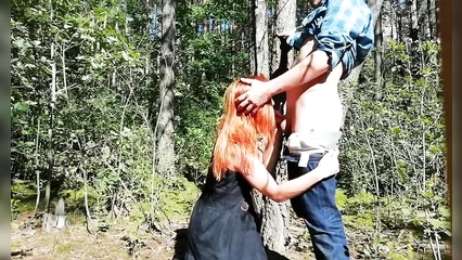 Неожиданно засадил рыжей дрочерше в лесу