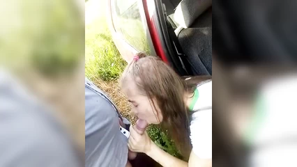 Отсосала из машины на природе