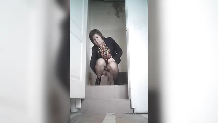 Бухгалтерша ссыт в рабочем туалете