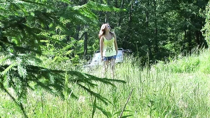 Дотерпела до леса и выйдя из тачки побежала писать за дерево