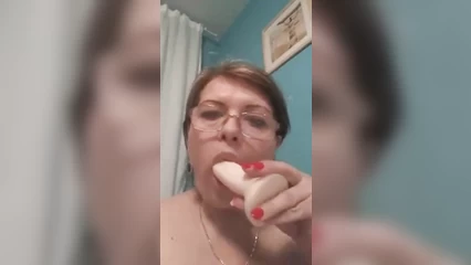 Тётя Тома сосёт резиновый пенис