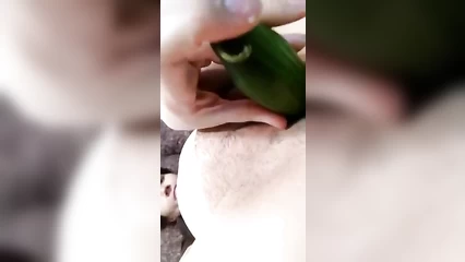 Меряю глубину вагины овощами