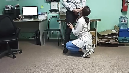 Медсестра помогает сдать сперму на анализ