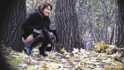 Деловая дама писает под деревом