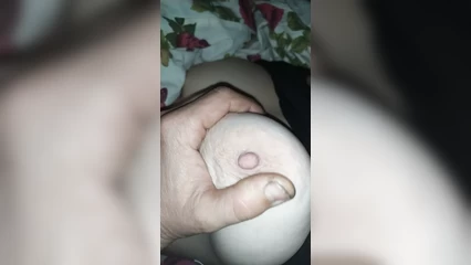 Пьяная дама даже не в темне, что её снимают