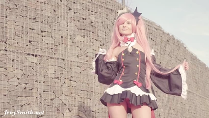 Шляется в костюме анимешной бляди и показывает письку