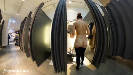 Прогулка рыженькой без трусиков