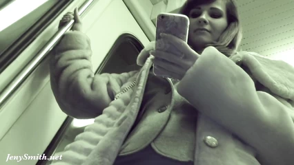 Проехалась в метро и засветила писечку в капронках