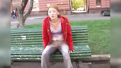 Написала в штаны в центре города