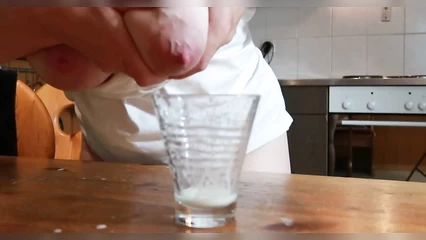 Сдоила молоко и выпила