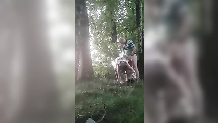 Женатая парочка трахается в лесу