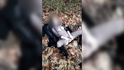 Малышка кончает в осеннем лесу