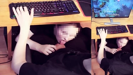 Взяла в рот у геймера под столом