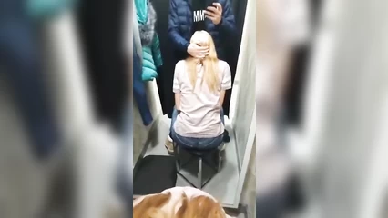 Блондинка делает другу минет в примерочной