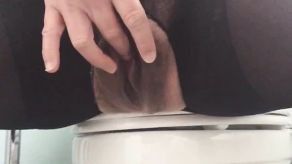 В рабочее время уединилась в туалете