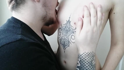 Возбудил соски на маленьких сиськах поцелуями