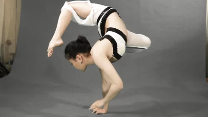 Азиатка показывает как умело владеет своим гибким телом