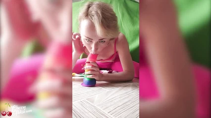 Мастурбация Алексы в розовых колготках