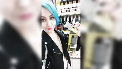 Прогуливается и попивает вино