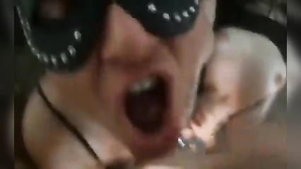 Зрелые бляди играют со спермой