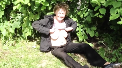 Пьяная женщина показывает сиськи прохожим